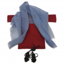 Bordeauxrotes Frauenkleid mit Schleier
